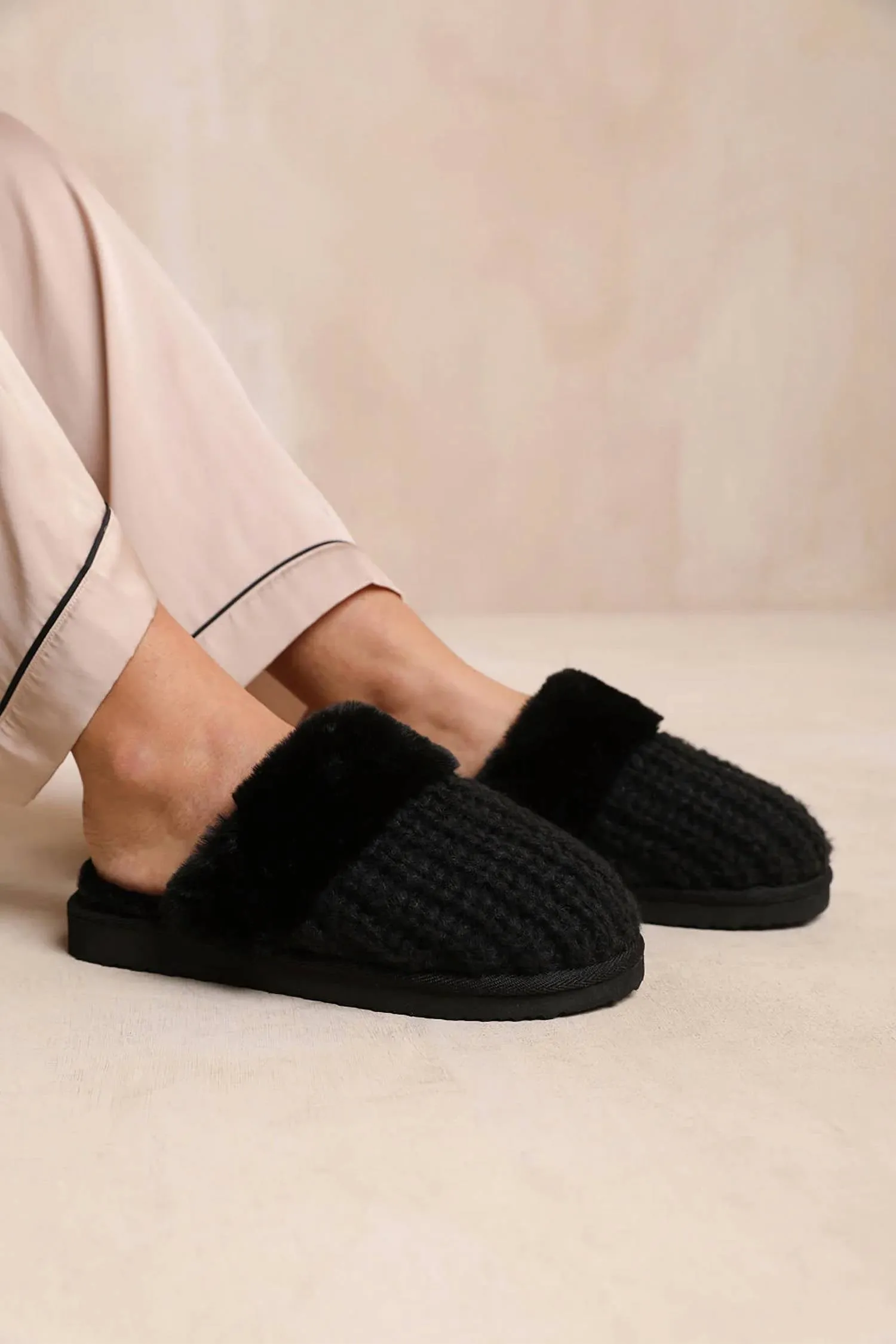 Women's Knitted Snug Faux Fur Slippers In Black